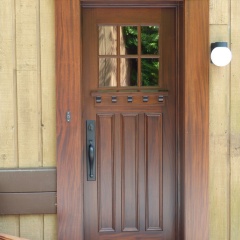 Porte entrée en bois d'allure rustique
